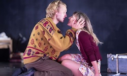 Die beiden Josefstadt-Jungstars Johanna Mahaffy und Nils Arztmann im Sartre-Stück „Die ...