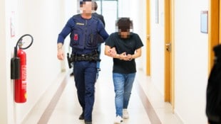 Der klein gewachsene Afghane wird aus der U-Haft vorgeführt.