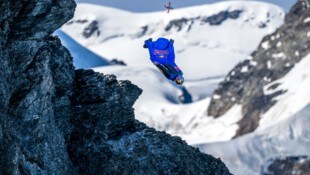2073 Höhenmeter in 35 Sekunden: Peter Salzmann brach einen Wingsuit Rekord.