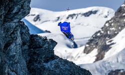 2073 Höhenmeter in 35 Sekunden: Peter Salzmann brach einen Wingsuit Rekord.