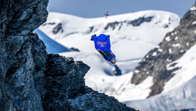 2073 Höhenmeter in 35 Sekunden: Peter Salzmann brach einen Wingsuit Rekord.
