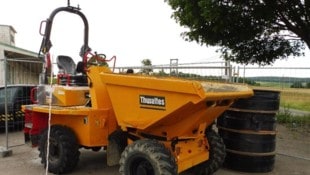 Ein betrunkener Mann konnte sich in letzter Sekunde aus einem abstürzenden Dumper retten.