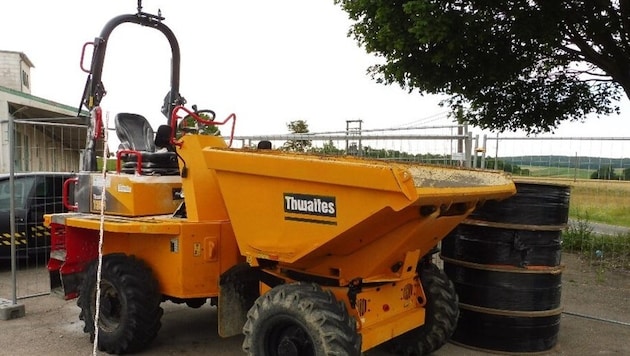 Ein betrunkener Mann konnte sich in letzter Sekunde aus einem abstürzenden Dumper retten.