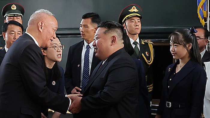 Kim Jong Un in Peking im September 2025, rechts von ihm soll seine Tochter zu sehen sein. Über ...