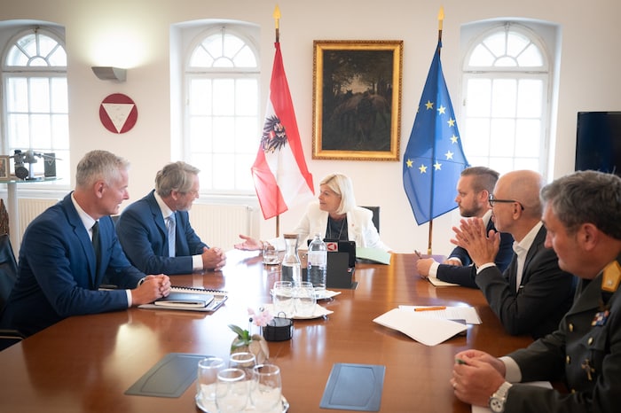 Statt mit dem Irak laufen die Geschäfte mit dem Bundesheer – im Bild Verteidigungsministerin ...