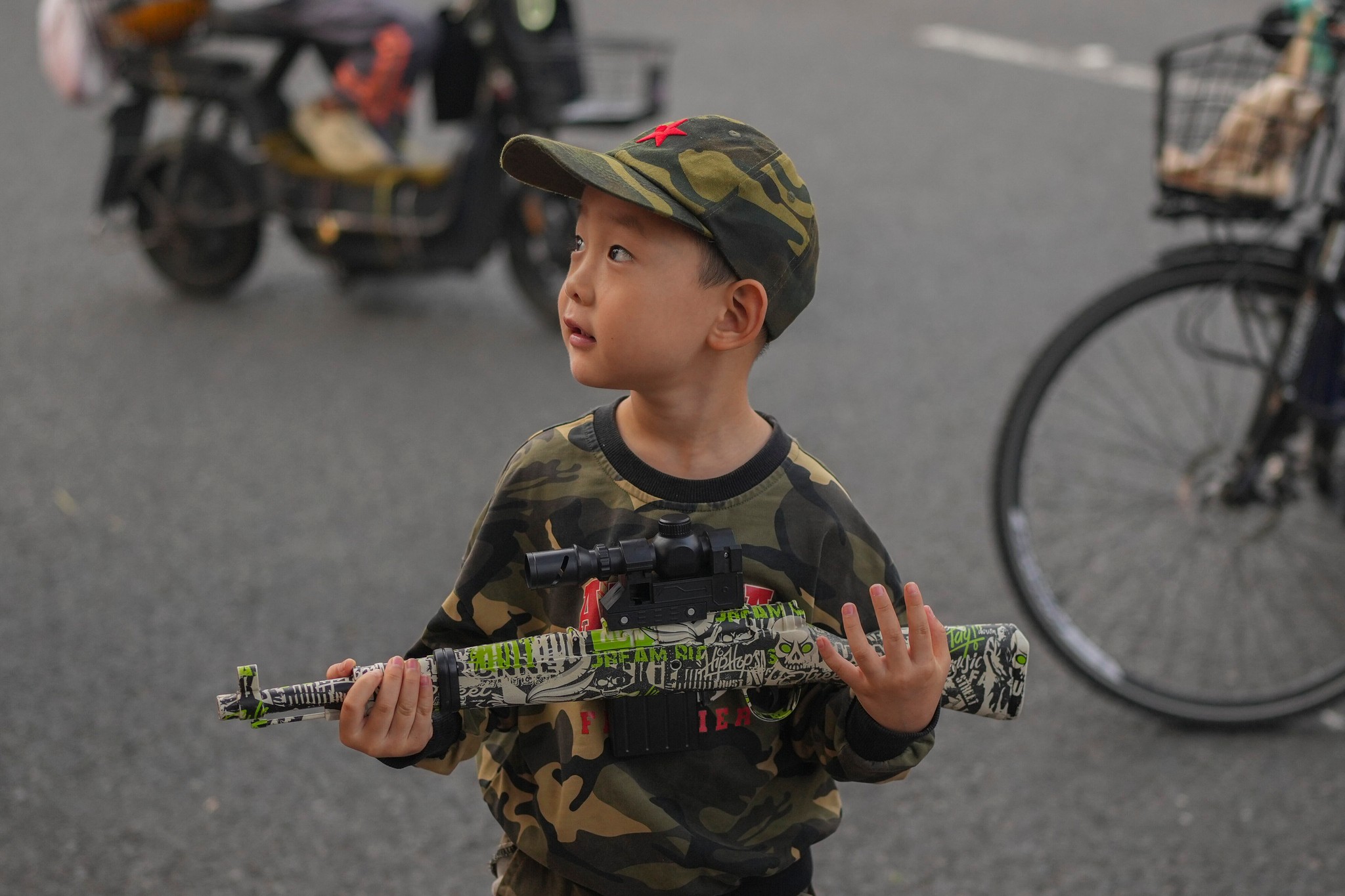 Bereits die Kleinsten können sich für Waffen begeistern.