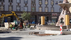 In Innsbruck wird der Bozner Platz seit Monaten neu gestaltet. Die 31 Bäume, die gepflanzt ...