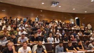 Ein Hörsaal als Jobbasar: 200 Flüchtlinge informierten sich bei der ÖIF-Karriereplattform.