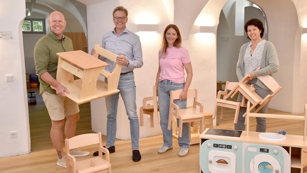 Packen an: Bürgermeister Pfeifenberger mit seinen Vizes Egger und Prodinger (außen) sowie ...
