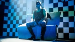 Lackstiefel, Lederhöschen, Glitzertop und Batman-Maske: In so einem gewagten Outfit hat man den ...