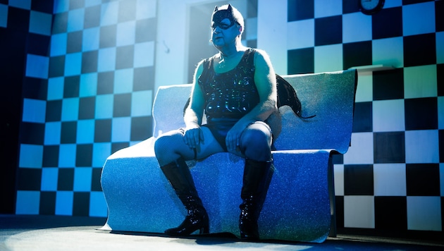 Lackstiefel, Lederhöschen, Glitzertop und Batman-Maske: In so einem gewagten Outfit hat man den ...