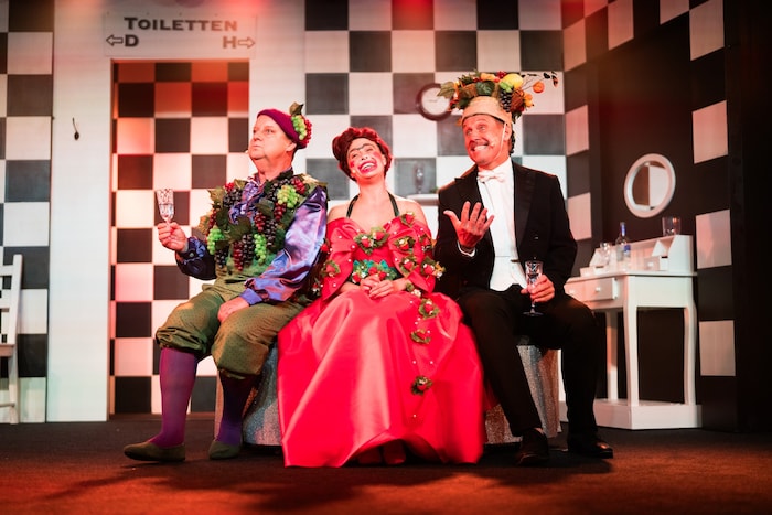 Teil des Ensembles sind auch Adriana Zartl, Dagmar Bernhard, Therry Chladd, Michele Härte und ...