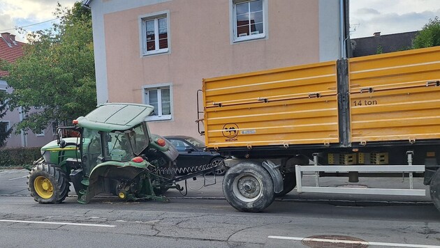 Der Traktor verlor sein linkes Hinterrad.