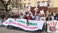 Schon im April protestierten Vertreter von Attac und zahlreiche Bauern in Linz gegen den ...