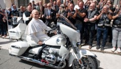 Papst Leo XIV. am Motorrad für Missio Austria