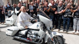 Papst Leo XIV. am Motorrad für Missio Austria