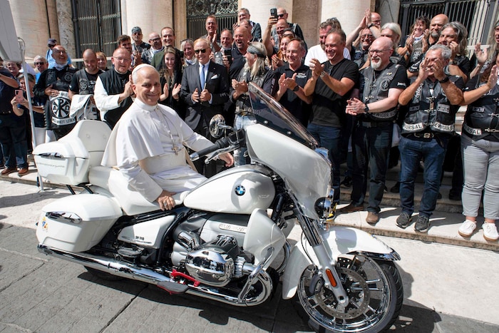 Papst Leo XIV. am Motorrad für Missio Austria
