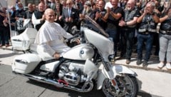 Papst Leo XIV. nahm sogar auf dem Motorrad Platz.
