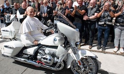 Papst Leo XIV. nahm sogar auf dem Motorrad Platz.