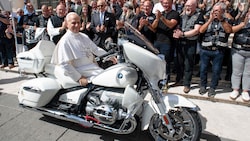Papst Leo XIV. am Motorrad für Missio Austria