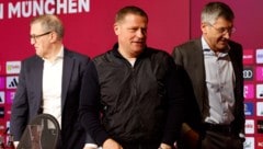 Max Eberl (mi.) steht beim FC Bayern in der Kritik.