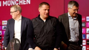 Max Eberl (mi.) steht beim FC Bayern in der Kritik.