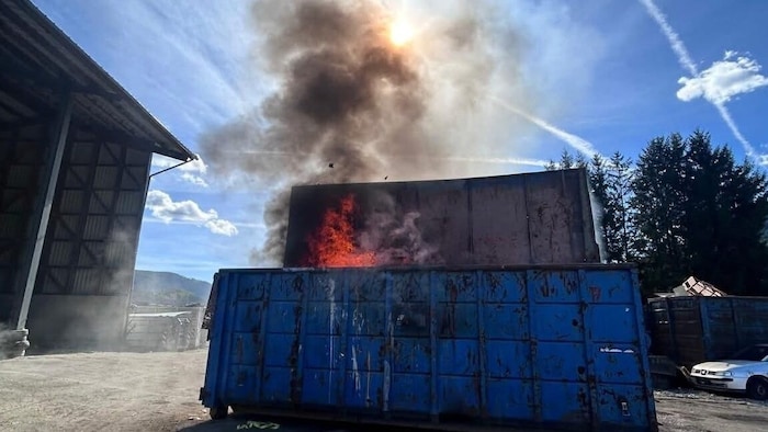 Ein Container fing Feuer.
