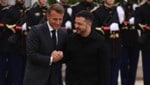 Herzlich empfing Frankreichs Präsident Macron seinen ukrainischen Amtskollegen Selenskyj in ...