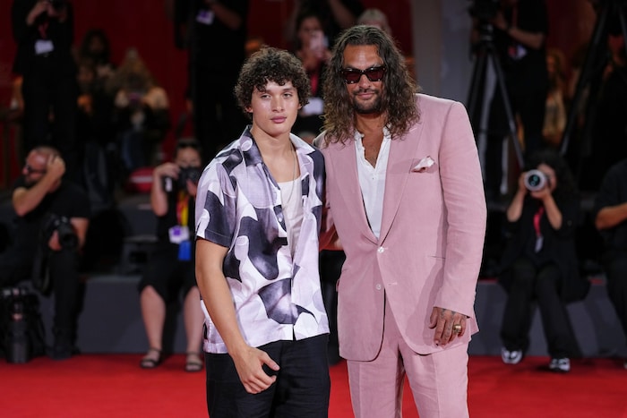 Jason Momoa und sein Sohn Nakoa-Wolf Momoa am roten Teppich