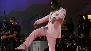 Jason Momoa lässt sich nicht lange bitten, seine pinkfarbenen Fußnägel und zartrosa Fingernägel ...