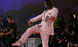 Jason Momoa lässt sich nicht lange bitten, seine pinkfarbenen Fußnägel und zartrosa Fingernägel ...