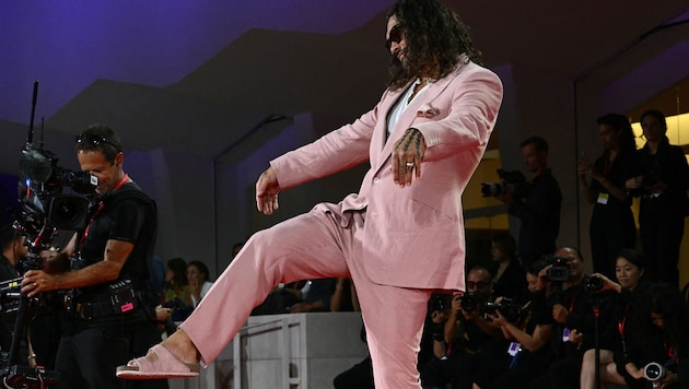 Jason Momoa lässt sich nicht lange bitten, seine pinkfarbenen Fußnägel und zartrosa Fingernägel ...