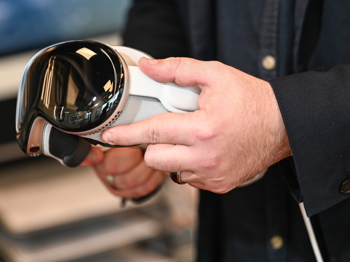 Aishah Sofey's body curves in a provocative dance