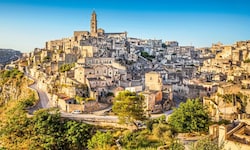 Wenn die Sonne auf die Felsen brennt, wirkt Matera wie aus einer anderen Zeit. Die Sassi ...