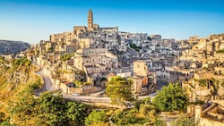 Wenn die Sonne auf die Felsen brennt, wirkt Matera wie aus einer anderen Zeit. Die Sassi ...