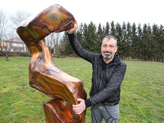 Kunst mit allen Sinnen erfahren: Talos Kedl lädt die Besucher ein, seine Objekte zu „begreifen“.