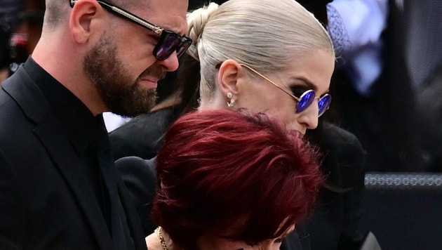 Jack Osbourne und seine Schwester Kelly bei der Trauerfeier für ihren Vater Ozzy Osbourne.