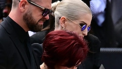 Jack Osbourne und seine Schwester Kelly bei der Trauerfeier für ihren Vater Ozzy Osbourne.