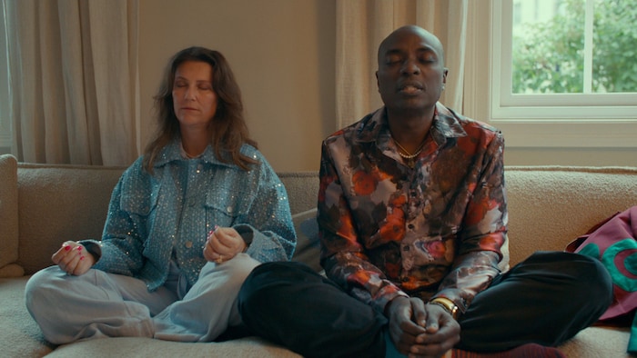 Hellseherin Märtha Louise und Schamane Durek Verrett in der Doku bei rituellen Gesängen ...