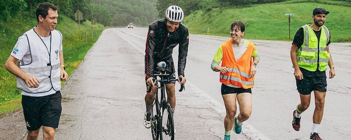 Philipp Kaider ist dünnere Höhenluft gewohnt: Hier wird er vom Team beim „Race Across America“, ...
