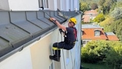 Der Höhenretter seilte sich aus der darüberliegenden Wohnung ab. 
