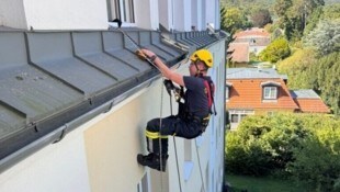 Der Höhenretter seilte sich aus der darüberliegenden Wohnung ab. 