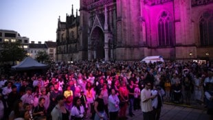 Mehr als 5000 Musikfans wollten sich das Programm auf einer Bühne vor dem Dom und in der Kirche ...