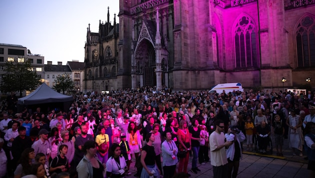 Mehr als 5000 Musikfans wollten sich das Programm auf einer Bühne vor dem Dom und in der Kirche ...