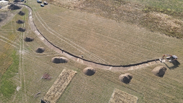 Ausgrabungen in Rechnitz: Mitarbeiter der Archäologie Burgenland untersuchen das Gelände ...