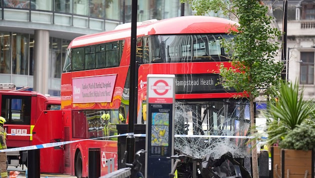 Bei einem Unfall mit einem Doppeldeckerbus in London sind mehrere Menschen verletzt worden.