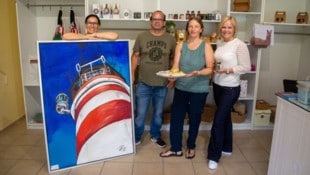 Maria und Michael Bauer (Mitte) mit Tajana Mair (links) und Patricia Weisz (rechts) im neuen ...