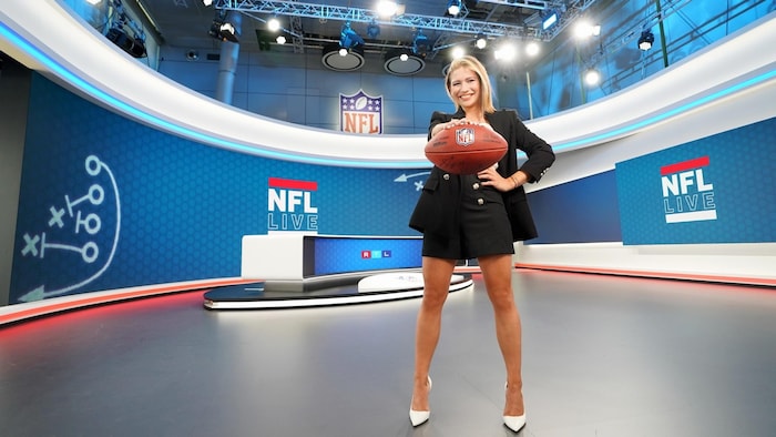 Moderatorin Jana Wosnitza im 265 Quadratmeter großen NFL-Studio in Köln.