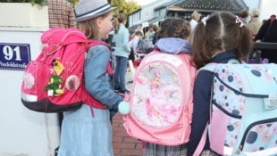Die Kosten für das Schuljahr pro Kind belasten die Geldbörsen der Eltern. Die AK Kärnten machte ...