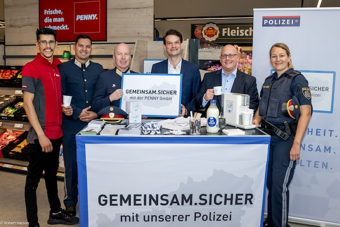 PENNY Filialleiter Ammar Mohammed, Daniel Zipfl (Kontrollinspektor und Sicherheitskoordinator ...
